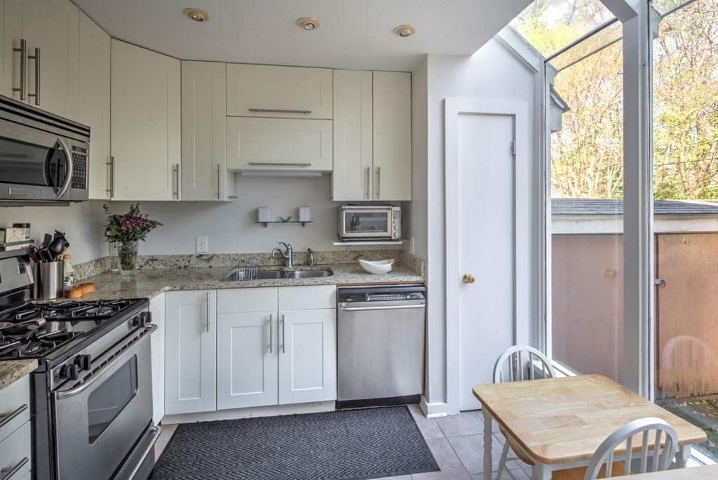 2 bedroom, 1,414 sq ft townhouse sold at 836 Saint Charles Avenue H, Atlanta, GA 30306