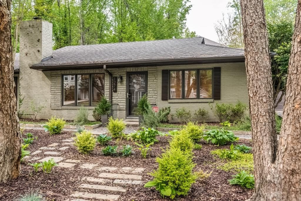 3 bedroom, 2,250 sq ft single family residence sold at 1274 Briarwood Drive, Atlanta, GA 30306
