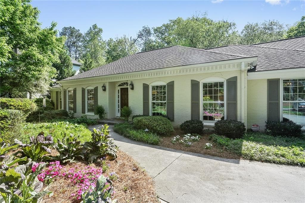 4 bedroom, 5,328 sq ft single family residence sold at 5265 Mount Vernon Parkway, Atlanta, GA 30327