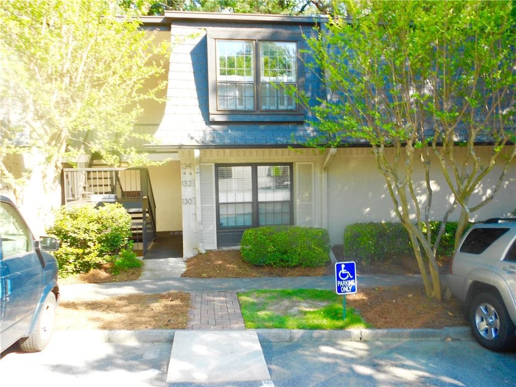 2 bedroom, 1,100 sq ft condominium sold at 130 Woodmere Square, Atlanta, GA 30327