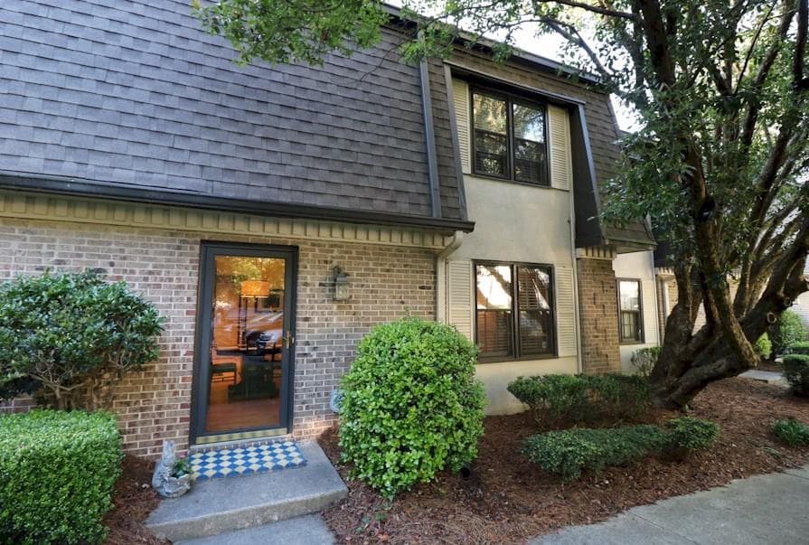 2 bedroom, 1,252 sq ft condominium sold at 72 Monet Court, Atlanta, GA 30327