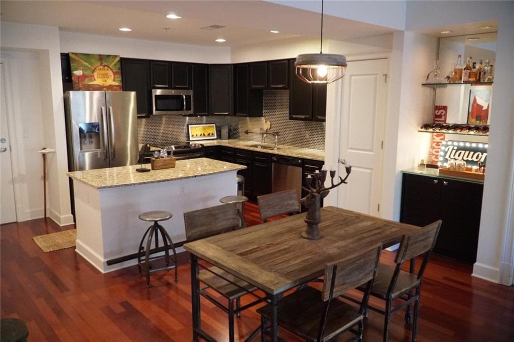 2 bedroom, 1,250 sq ft condominium sold at 200 River Vista Drive 326, Atlanta, GA 30339