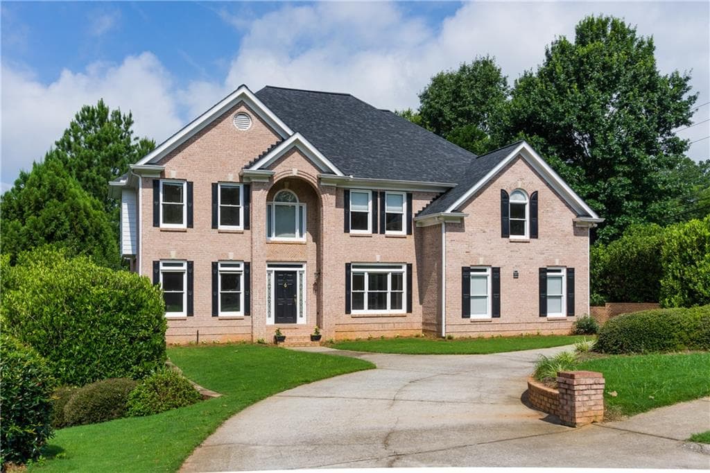 6 bedroom, 3,426 sq ft single family residence sold at 560 Wilde Green Drive, Roswell, GA 30075