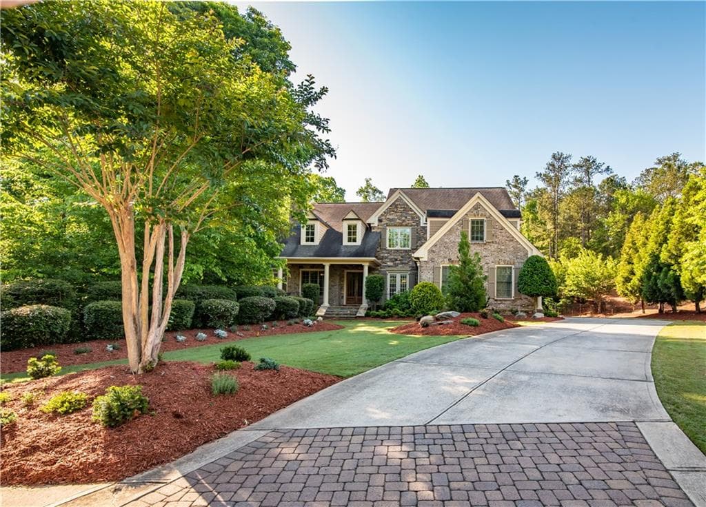 6 bedroom, 4,640 sq ft single family residence sold at 13019 Overlook Pass, Roswell, GA 30075