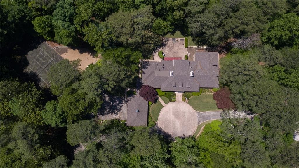6 bedroom, 5,502 sq ft single family residence sold at 1984 River Forest Road, Atlanta, GA 30327