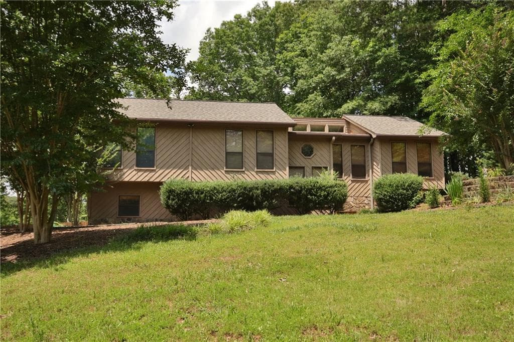 3 bedroom, 3,100 sq ft single family residence sold at 350 Farm Path, Roswell, GA 30075