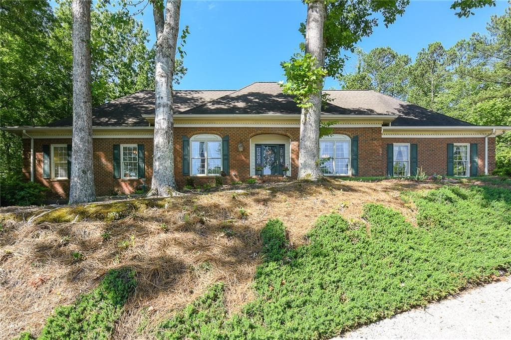 5 bedroom, 3,408 sq ft single family residence sold at 1040 Finnsbury Drive, Roswell, GA 30075