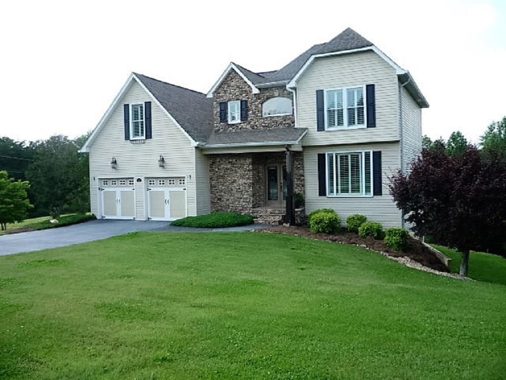 4 bedroom, 3,326 sq ft single family residence sold at 15 Hyalite Road, Dahlonega, GA 30533