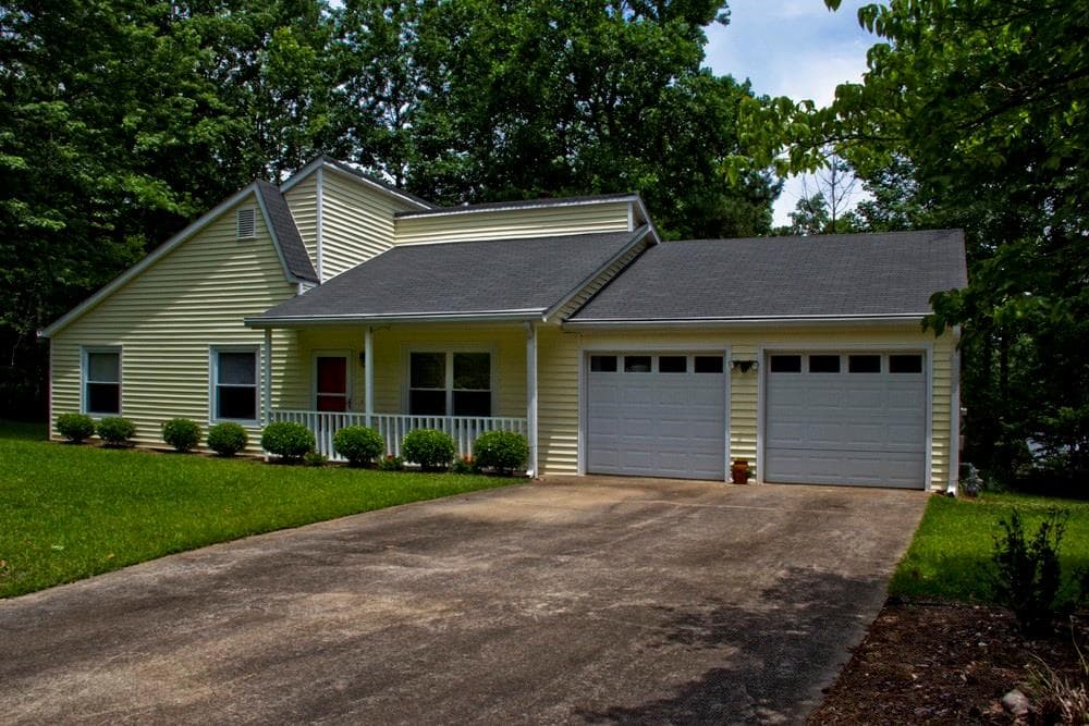 3 bedroom, 1,456 sq ft single family residence sold at 404 River Run Court, Woodstock, GA 30188