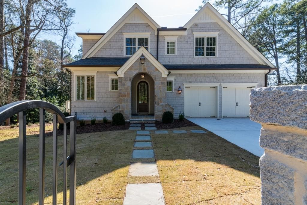 5 bedroom, 4,175 sq ft single family residence sold at 650 Peachtree Battle Avenue, Atlanta, GA 30327