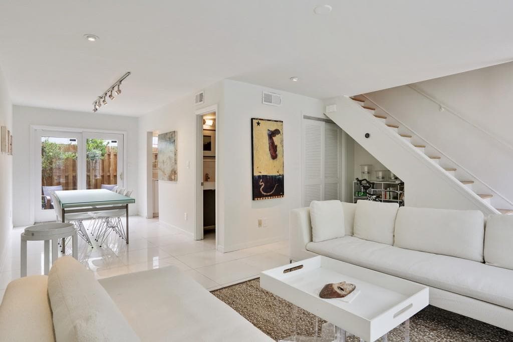 2 bedroom, 1,108 sq ft condominium sold at 136 Peachtree Memorial Drive VA-1, Atlanta, GA 30309