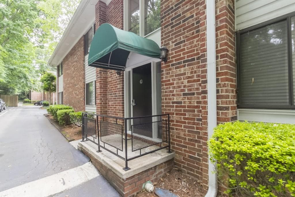 3 bedroom, 1,310 sq ft condominium sold at 4266 Roswell Road G4, Atlanta, GA 30342
