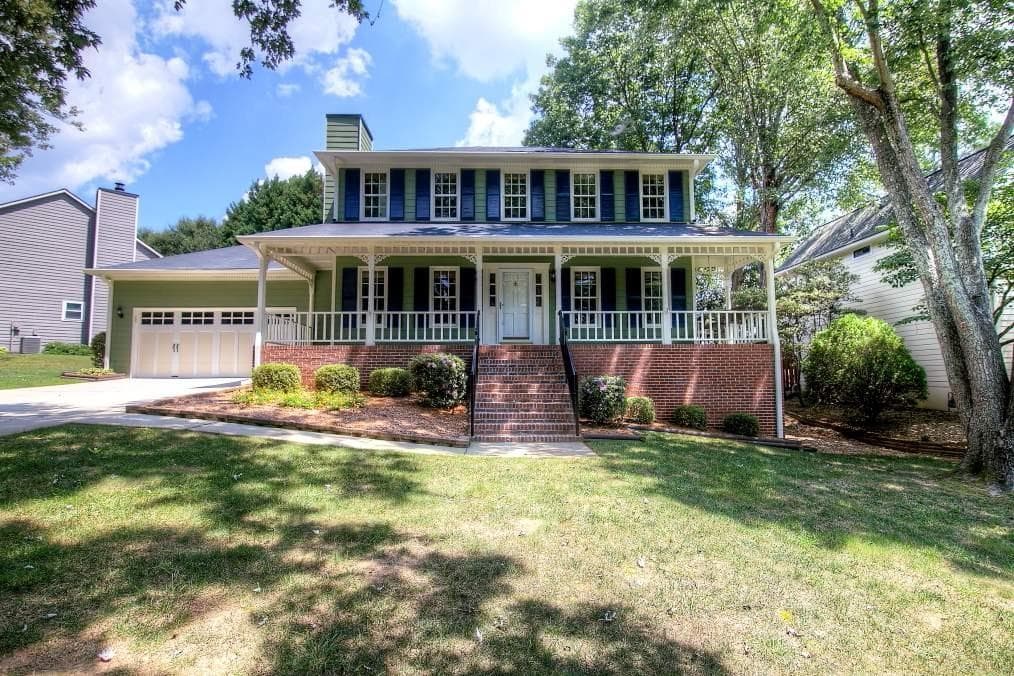 5 bedroom, 3,000 sq ft single family residence sold at 130 Carriage Station Circle, Roswell, GA 30075