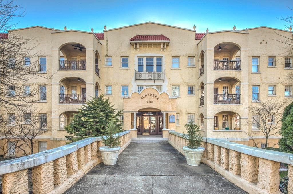 2 bedroom, 1,024 sq ft condominium sold at 2855 Peachtree Road 210, Atlanta, GA 30305