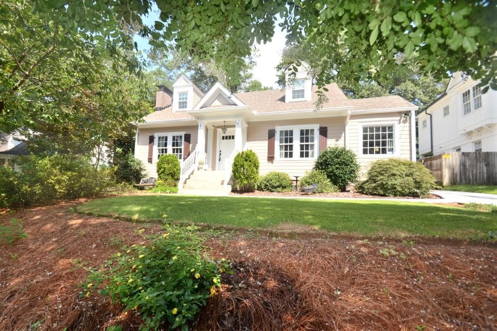 3 bedroom, 2,423 sq ft single family residence sold at 2870 Elliott Circle, Atlanta, GA 30305