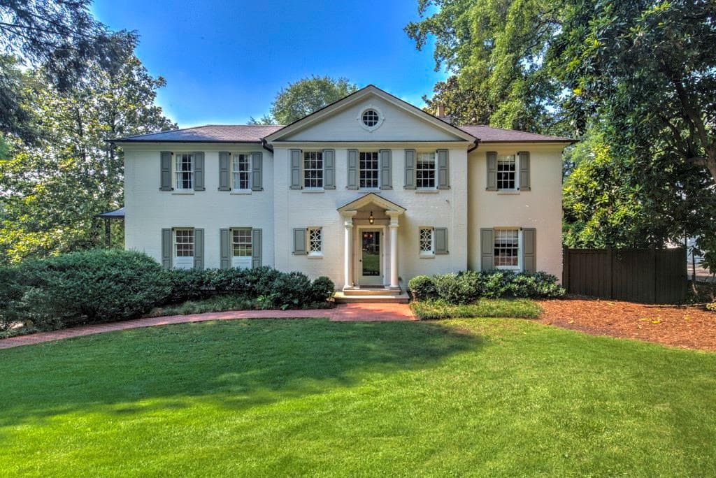4 bedroom, 3,939 sq ft single family residence sold at 376 Peachtree Battle Avenue, Atlanta, GA 30305