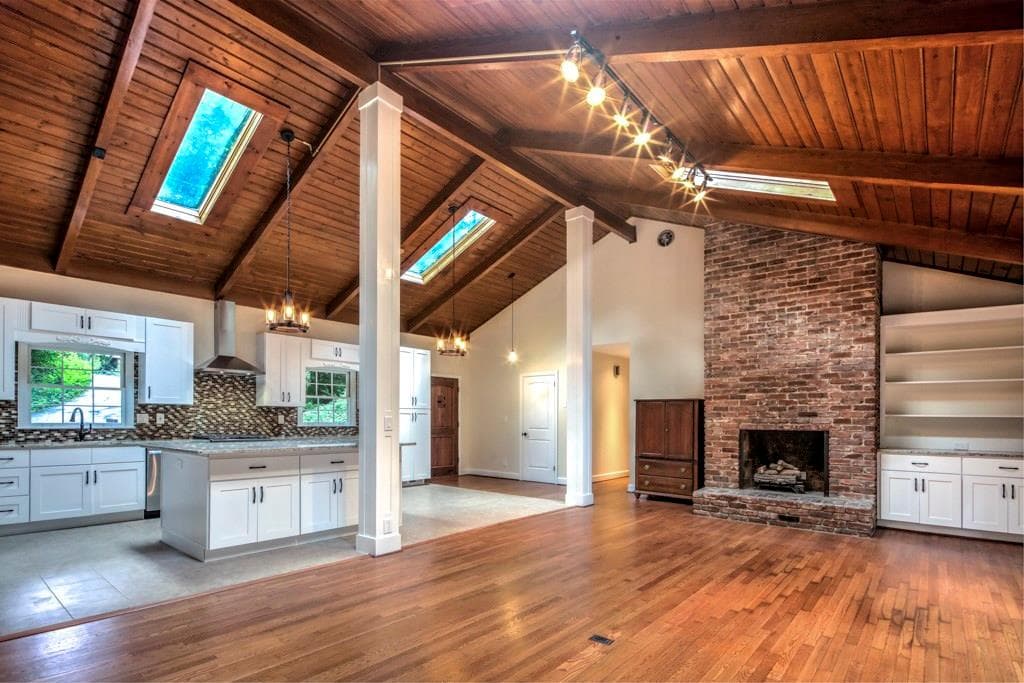 5 bedroom, 3,007 sq ft single family residence sold at 2590 Northside Drive, Atlanta, GA 30305