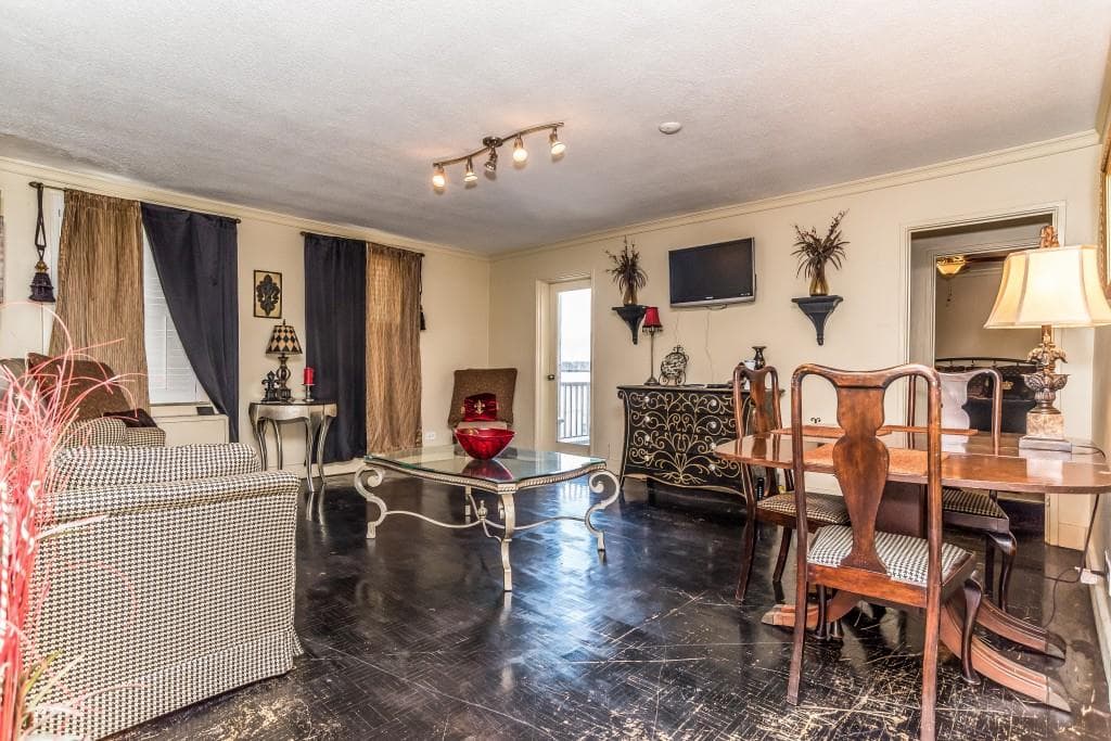 1 bedroom, 609 sq ft condominium sold at 300 Peachtree Street 9L, Atlanta, GA 30308