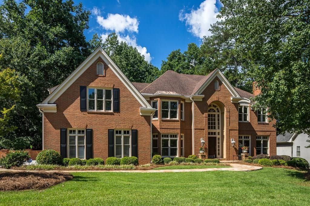 6 bedroom, 4,552 sq ft single family residence sold at 135 Grogans Lake Drive, Sandy Springs, GA 30350