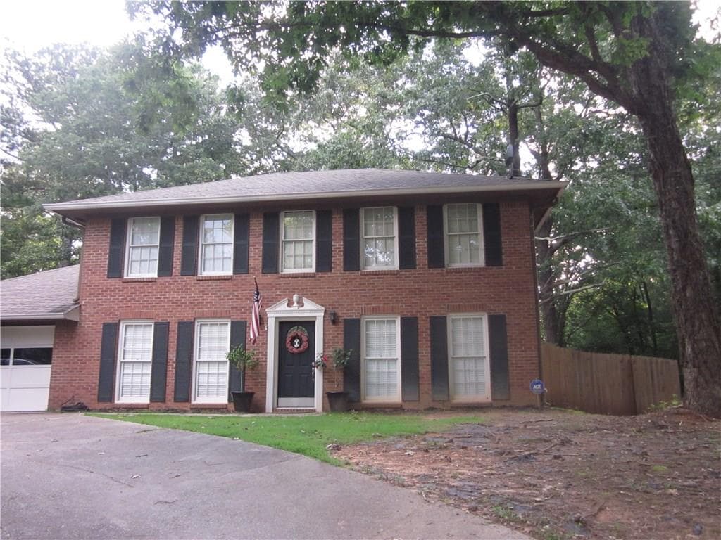 3 bedroom single family residence sold at 9860 Lake Forest Way, Roswell, GA 30076