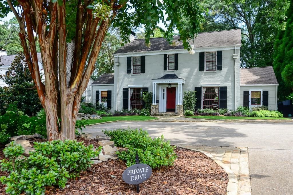 3 bedroom, 2,012 sq ft single family residence sold at 427 Collier Road, Atlanta, GA 30309