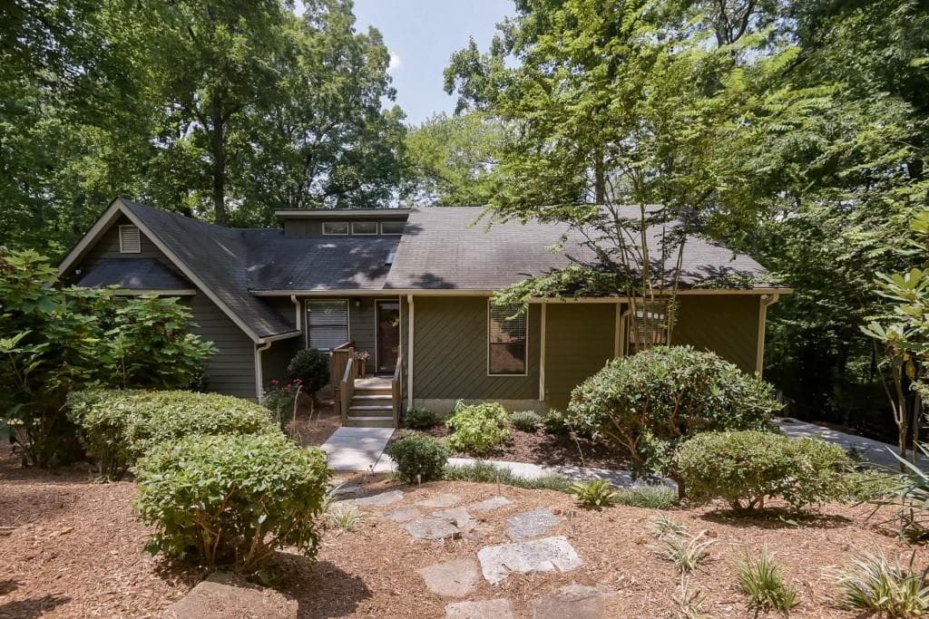 3 bedroom, 1,626 sq ft single family residence sold at 98 Geraldine Drive, Smyrna, GA 30082