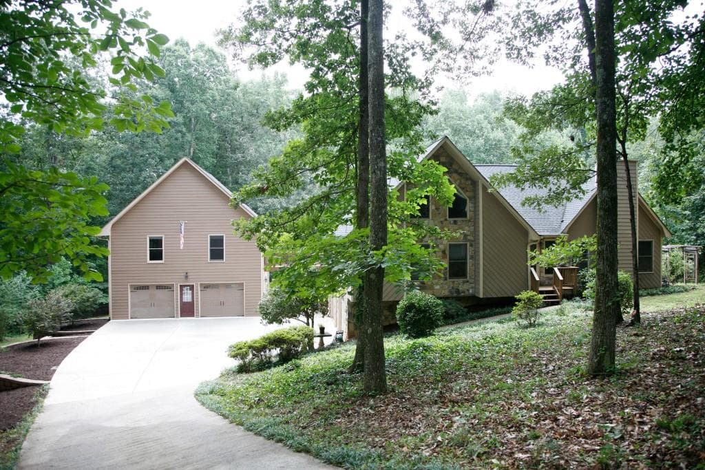 4 bedroom, 3,757 sq ft single family residence sold at 204 Hunters Mill Lane, Woodstock, GA 30188