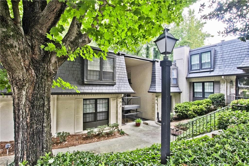 2 bedroom, 1,100 sq ft condominium sold at 13 Vista Square, Atlanta, GA 30327