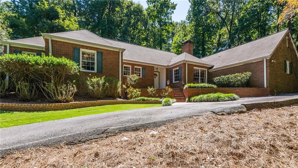 3 bedroom, 2,882 sq ft single family residence sold at 3760 Cloudland Drive, Atlanta, GA 30327