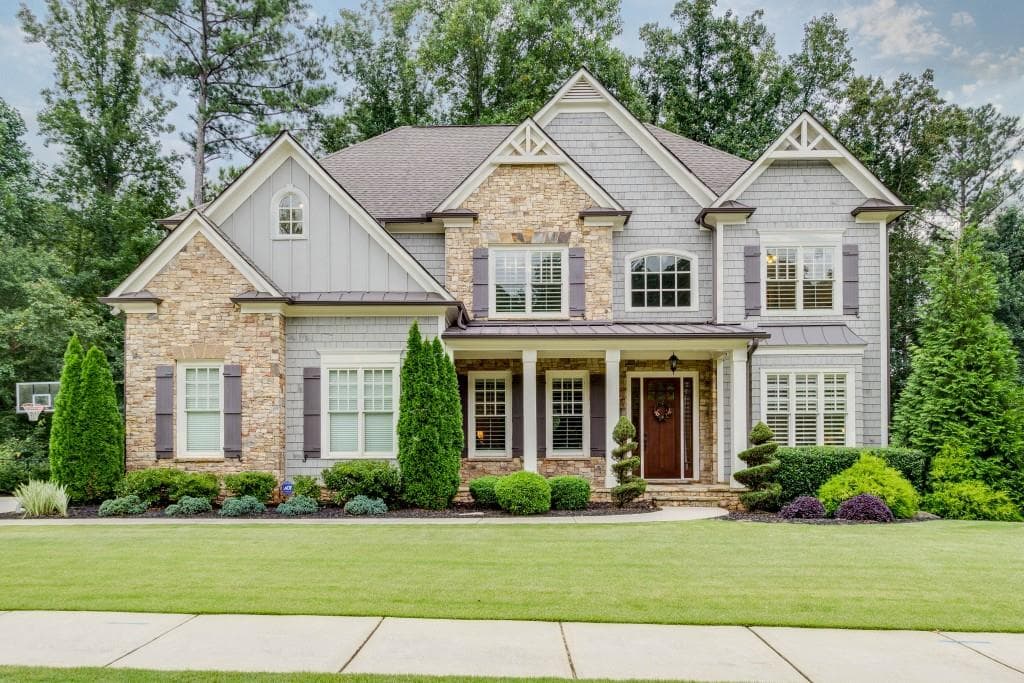 6 bedroom, 3,995 sq ft single family residence sold at 140 Robinwood Court, Roswell, GA 30075