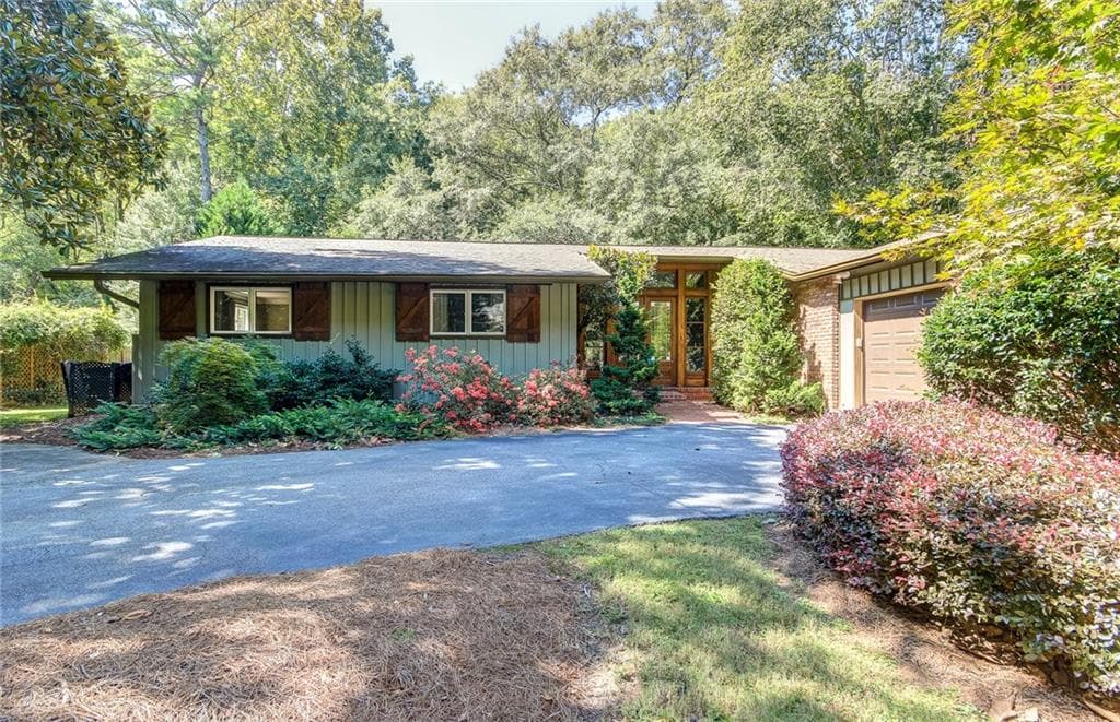 3 bedroom, 2,156 sq ft single family residence sold at 1010 Peachtree Battle Circle, Atlanta, GA 30327