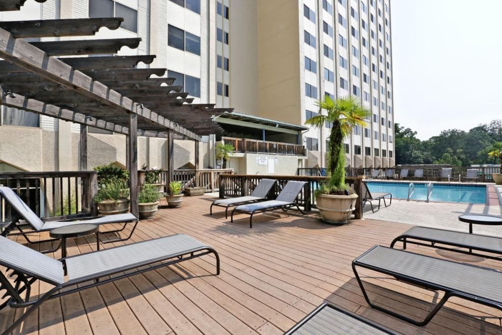 2 bedroom, 1,062 sq ft condominium sold at 2479 Peachtree Street 1014, Atlanta, GA 30305