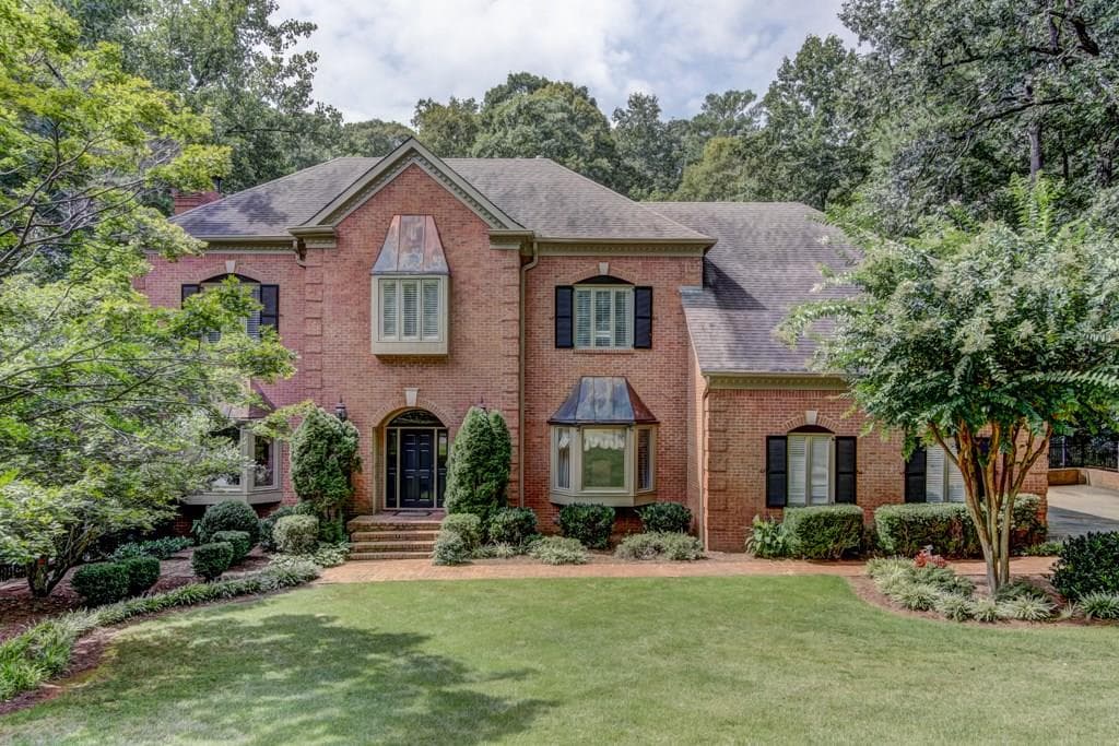 5 bedroom, 4,784 sq ft single family residence sold at 4390 Northside Chase, Atlanta, GA 30327