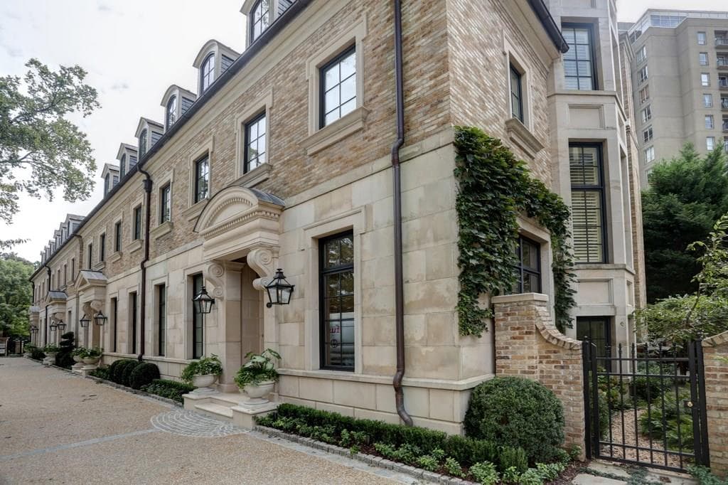 3 bedroom, 5,990 sq ft townhouse sold at 2640 Peachtree Road 4, Atlanta, GA 30305