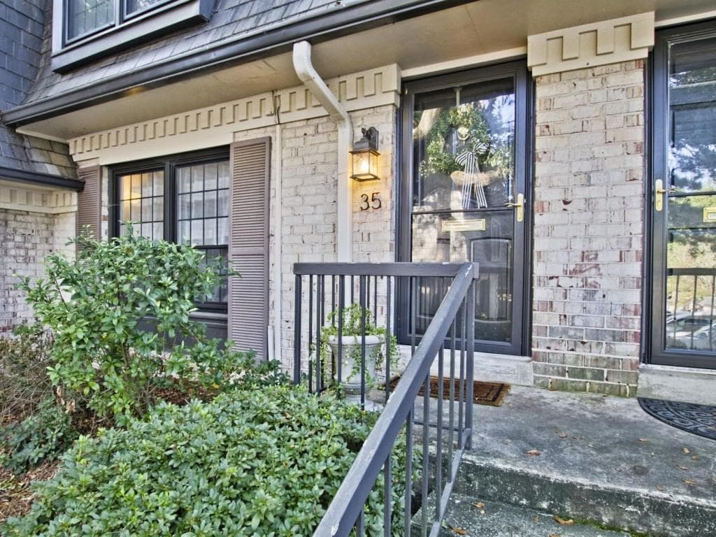 2 bedroom, 1,300 sq ft condominium sold at 35 La Rue Place, Atlanta, GA 30327