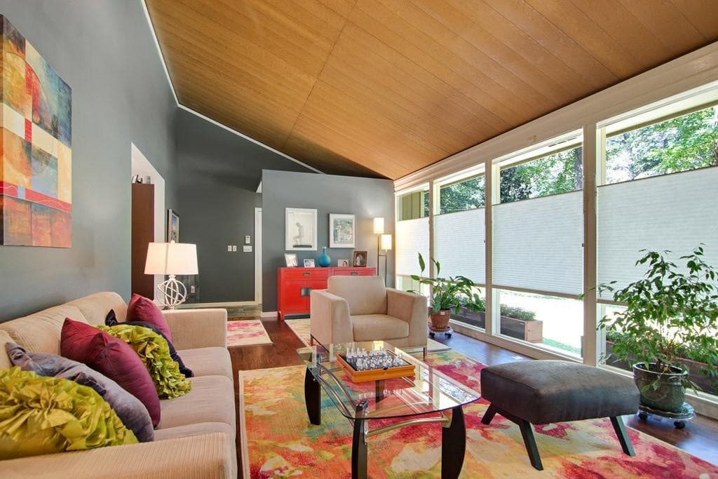 3 bedroom, 2,600 sq ft single family residence sold at 2432 Ridgewood Road, Atlanta, GA 30318