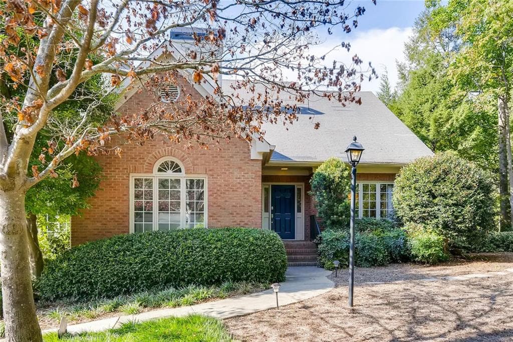 4 bedroom, 2,923 sq ft townhouse sold at 82 Paces West Circle, Atlanta, GA 30327