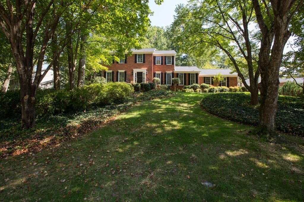4 bedroom, 2,982 sq ft single family residence sold at 4369 Glengary Drive, Atlanta, GA 30342