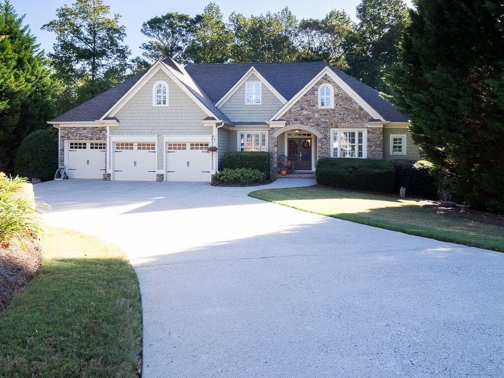 3 bedroom, 2,676 sq ft single family residence sold at 5020 Rockingham Drive, Roswell, GA 30075