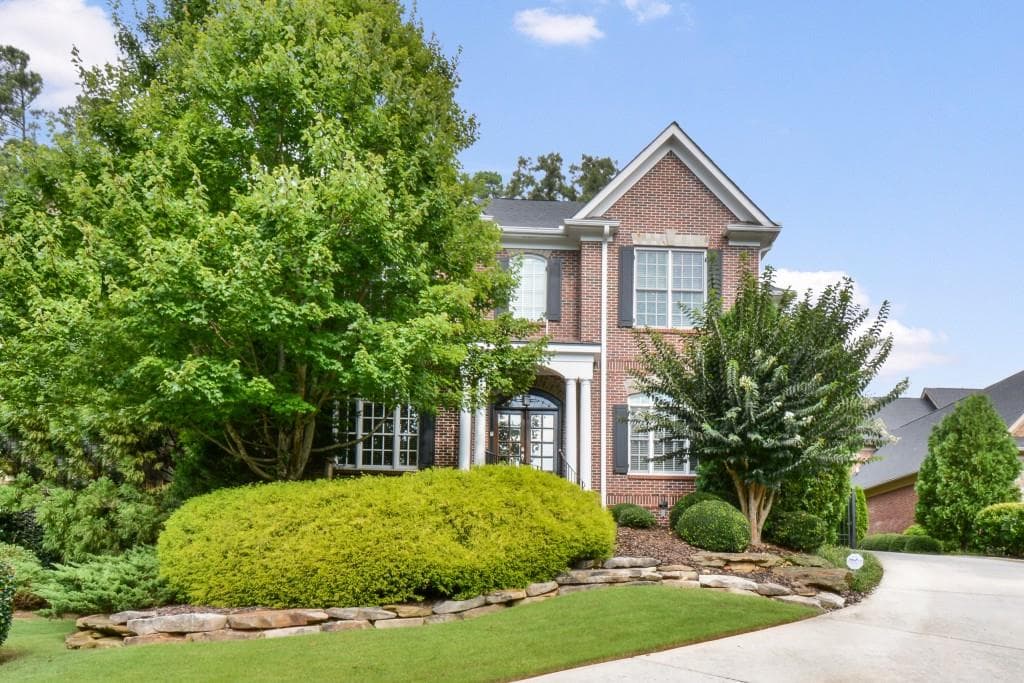 5 bedroom, 4,845 sq ft single family residence sold at 135 Lullwater Court, Roswell, GA 30075