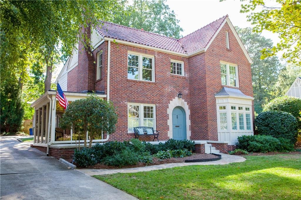 4 bedroom, 2,900 sq ft single family residence sold at 799 E Morningside Drive, Atlanta, GA 30324