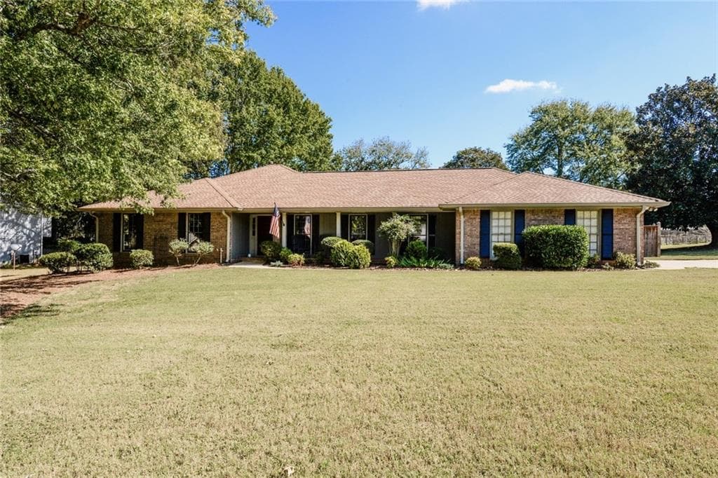 3 bedroom, 2,126 sq ft single family residence sold at 300 Saddle Lake Drive, Roswell, GA 30076