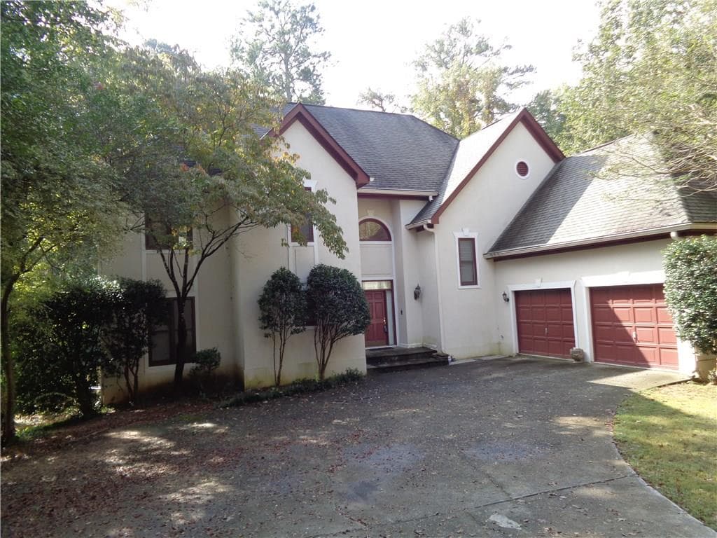 5 bedroom, 3,742 sq ft single family residence sold at 10 Battle Ridge Drive, Atlanta, GA 30342