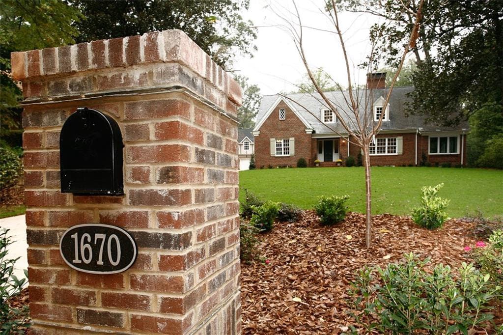 6 bedroom, 7,600 sq ft single family residence sold at 1670 Ridgewood Drive, Atlanta, GA 30307
