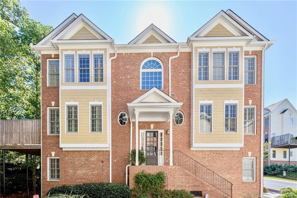 4 bedroom, 3,076 sq ft townhouse sold at 5492 Glenridge Drive 552, Atlanta, GA 30342