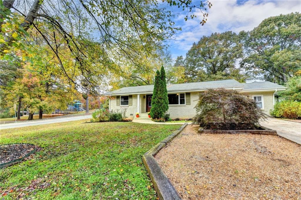 3 bedroom single family residence sold at 821 Lake Court, Smyrna, GA 30082