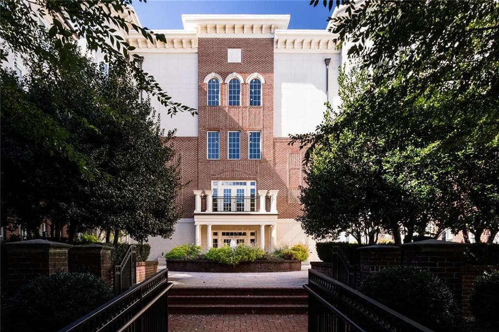 1 bedroom, 889 sq ft condominium sold at 3635 E Paces Circle 1310, Atlanta, GA 30326