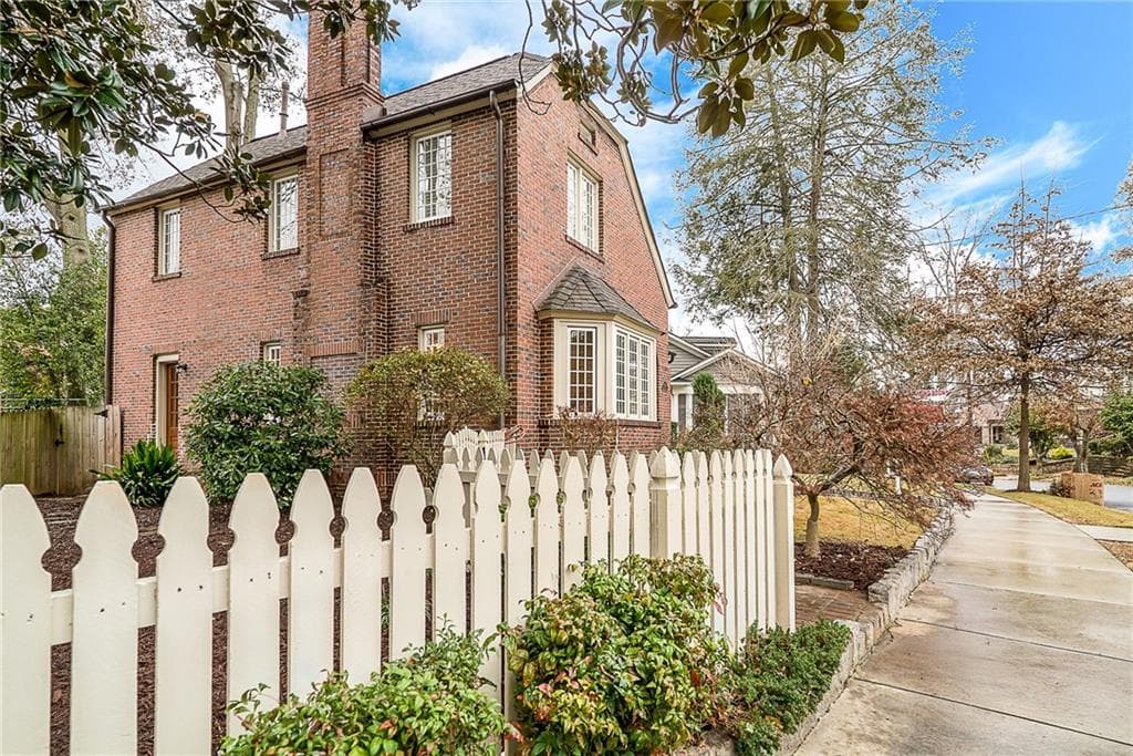 3 bedroom, 2,351 sq ft single family residence sold at 677 Elmwood Drive, Atlanta, GA 30306