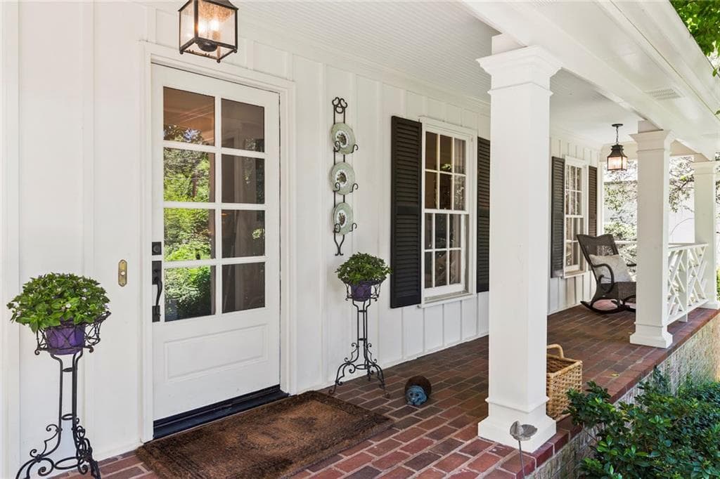 6 bedroom, 4,200 sq ft single family residence sold at 850 Old Creek Trail, Atlanta, GA 30328