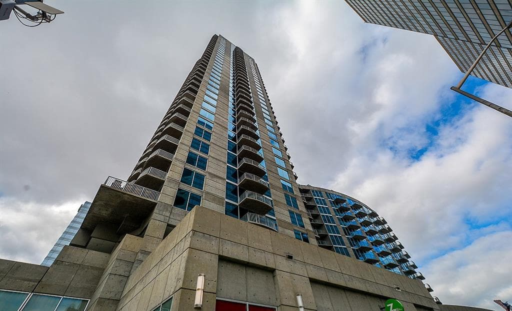 2 bedroom, 1,075 sq ft condominium sold at 400 W Peachtree Street 3106, Atlanta, GA 30308